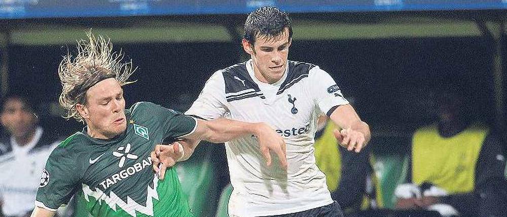 Nicht zu fassen. Schon beim 2:2 im Hinspiel hatte der Bremer Verteidiger Clemens Fritz seine liebe Mühe mit den Antritten von Gareth Bale (r.).