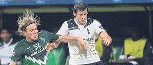 Nicht zu fassen. Schon beim 2:2 im Hinspiel hatte der Bremer Verteidiger Clemens Fritz seine liebe Mühe mit den Antritten von Gareth Bale (r.).