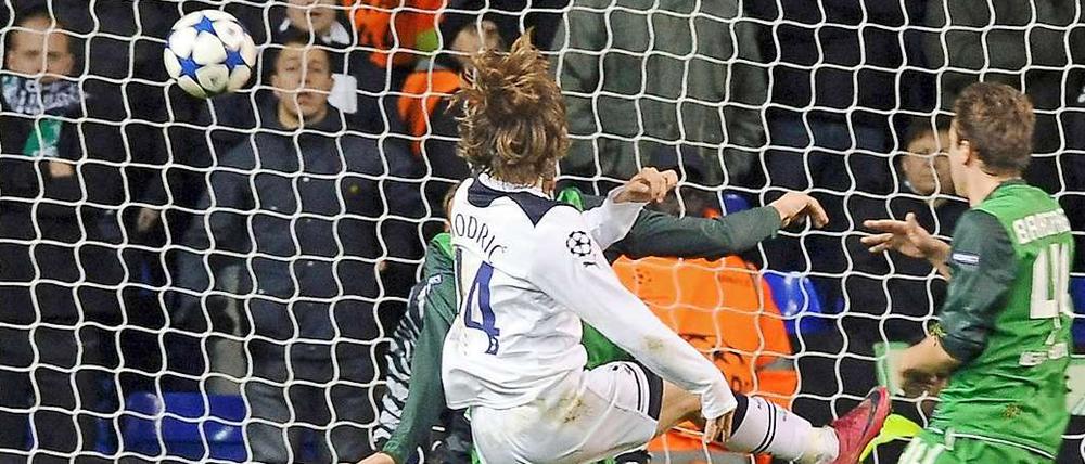 Luca Modric erzielt das 2:0 für Tottenham - Bremens Philipp Bargfrede kann nur zuschauen.