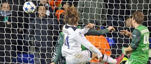 Luca Modric erzielt das 2:0 für Tottenham - Bremens Philipp Bargfrede kann nur zuschauen.