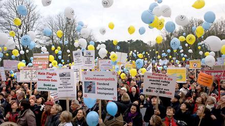 Teilnehmer lassen in Stahnsdorf bei einer Demonstration gegen die Flugrouten des zukünftigen Flughafens Berlin Brandenburg International (BBI) Luftballons steigen. 