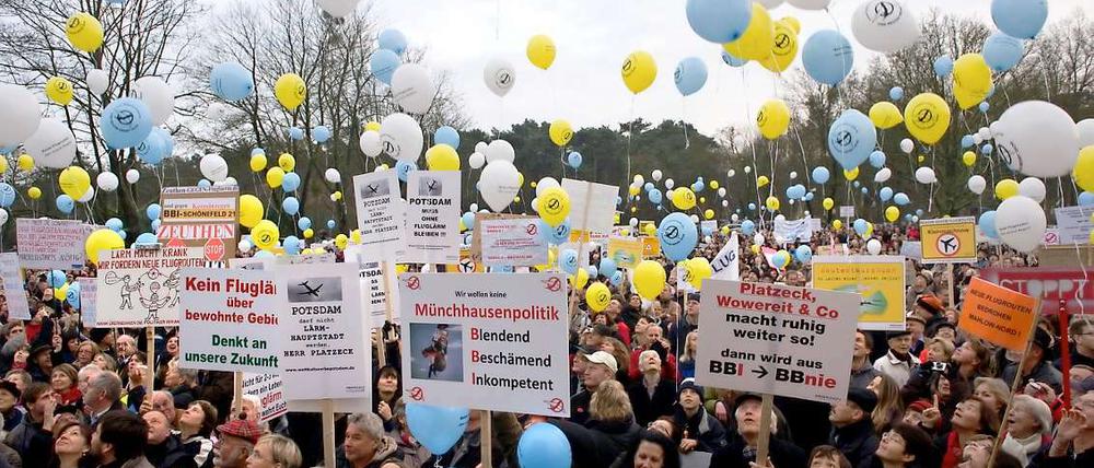 Teilnehmer lassen in Stahnsdorf bei einer Demonstration gegen die Flugrouten des zukünftigen Flughafens Berlin Brandenburg International (BBI) Luftballons steigen. 