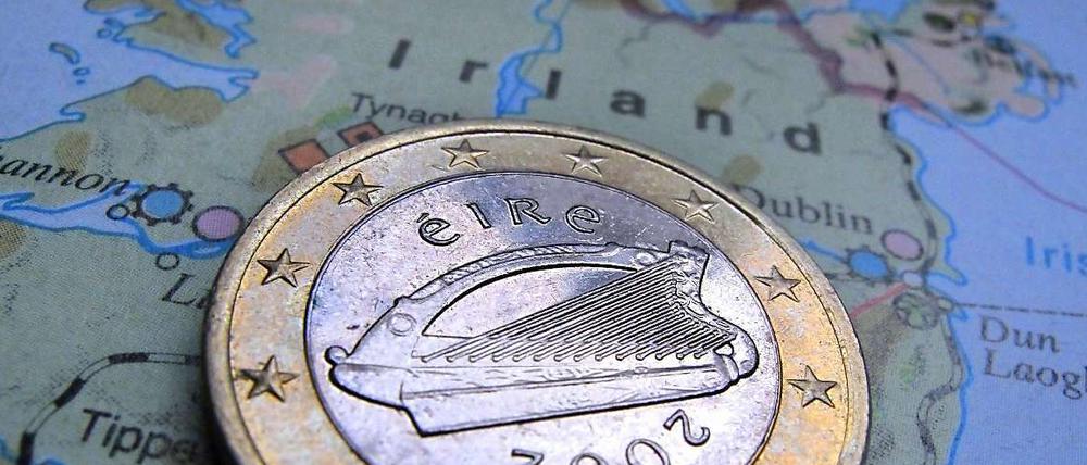 Irische Ein-Euro-Münze auf einer Landkarte von Irland.