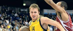 Spaziergang mit Ball. Albas Aufbauspieler Marko Marinovic hatte keine Probleme, bei Samara die Lücken in der Verteidigung zu finden.
