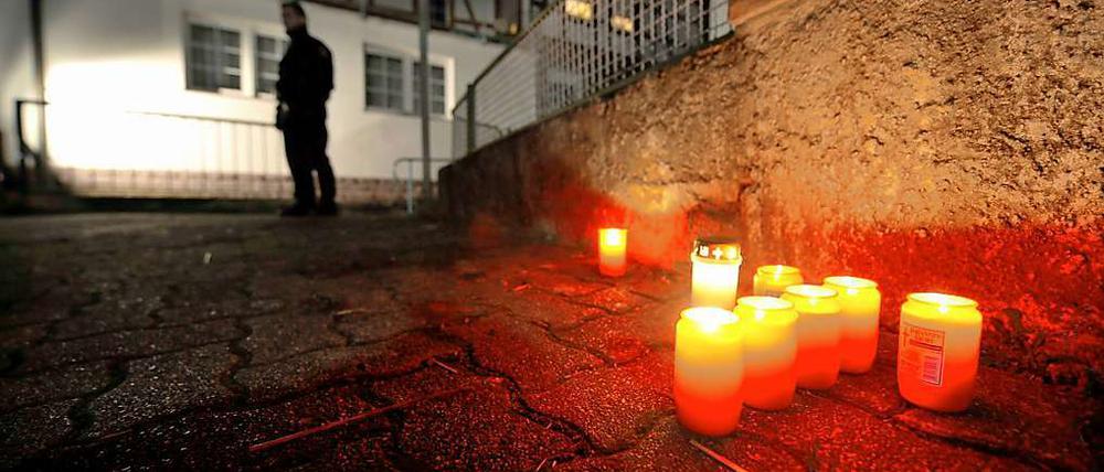 Trauer in Bodenfelde. Bürger haben zum Gedenken an die toten Jugendlichen Kerzen aufgestellt.