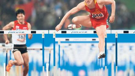 Die Tränen sind getrocknet. Liu Xiang (rechts) ist nach seiner langen Verletzungspause endlich wieder in Form, Yuto Aoki aus Japan kommt nicht hinterher. Foto: AFP