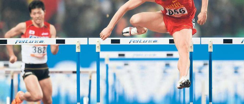 Die Tränen sind getrocknet. Liu Xiang (rechts) ist nach seiner langen Verletzungspause endlich wieder in Form, Yuto Aoki aus Japan kommt nicht hinterher. Foto: AFP