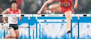Die Tränen sind getrocknet. Liu Xiang (rechts) ist nach seiner langen Verletzungspause endlich wieder in Form, Yuto Aoki aus Japan kommt nicht hinterher. Foto: AFP