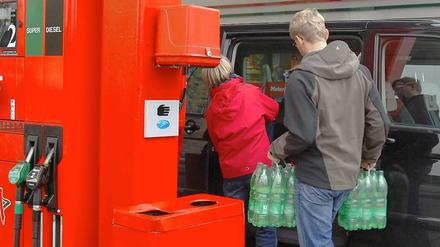 Viele Lübecker besorgen sich an Tankstellen Wasser.