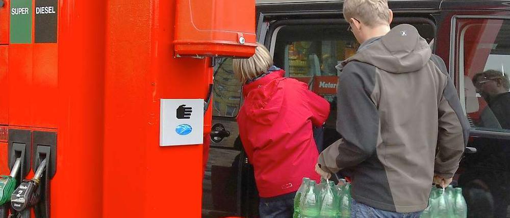 Viele Lübecker besorgen sich an Tankstellen Wasser.