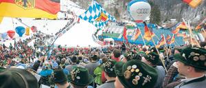 Zünftige Stimmung. Beim Weltcup-Slalom am Gudiberg von Garmisch-Partenkirchen geht es ziemlich bayerisch zu. Foto: p-a/Augenklick