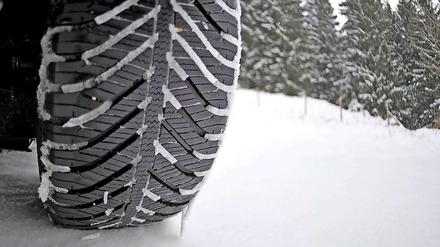 Wer bei Schnee auf Sommerreifen fährt, riskiert nun bis zu 80 Euro Strafe.