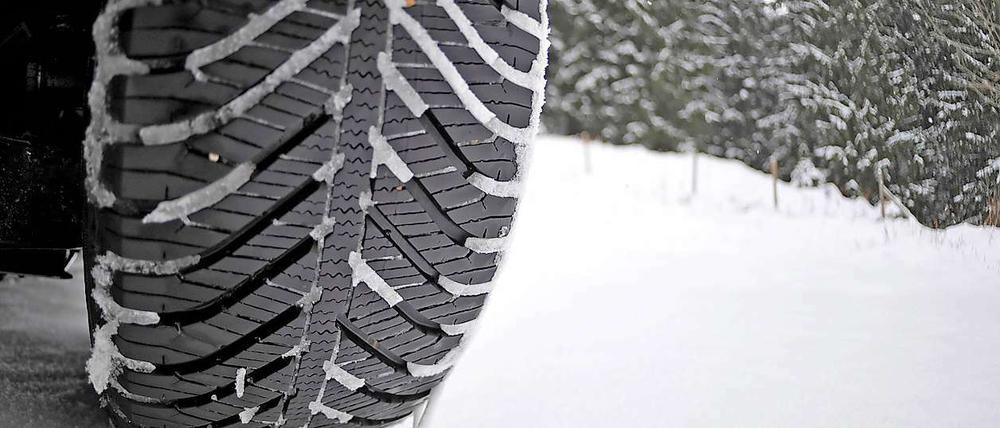 Wer bei Schnee auf Sommerreifen fährt, riskiert nun bis zu 80 Euro Strafe.