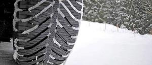 Wer bei Schnee auf Sommerreifen fährt, riskiert nun bis zu 80 Euro Strafe.