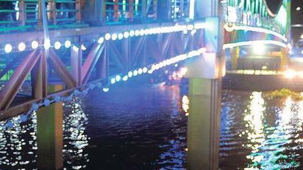 Die Todesbrücke. Viele Menschen sprangen in ihrer Not in den Mekong. Foto: AFP