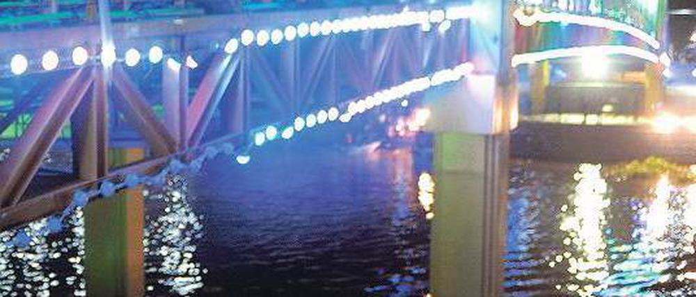 Die Todesbrücke. Viele Menschen sprangen in ihrer Not in den Mekong. Foto: AFP