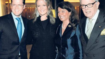 Glamourös zeigen sich Karl-Theodor zu Guttenberg (v.l.), seine Ehefrau Stephanie und Guttenbergs Eltern Christiane Henkell-von Ribbentrop und Enoch zu Guttenberg gerne, wie hier nach dem Benefizkonzert „Innocence in Danger“ 2009. Foto: Philipp Guelland/ddp