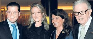 Glamourös zeigen sich Karl-Theodor zu Guttenberg (v.l.), seine Ehefrau Stephanie und Guttenbergs Eltern Christiane Henkell-von Ribbentrop und Enoch zu Guttenberg gerne, wie hier nach dem Benefizkonzert „Innocence in Danger“ 2009. Foto: Philipp Guelland/ddp