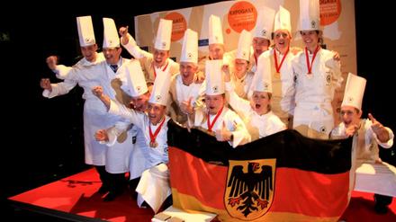 Die deutsche Kochnationalmannschaft feiert ihre zwei Goldmedaillen.