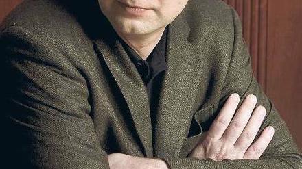 Die Schönheit rettet uns – in ihr ist alle Wahrheit. Am Sonntag wurde Ferdinand von Schirach im Berliner Ensemble der Kleist-Preis 2010 verliehen. Von Schirach, geboren 1963 und Enkel des NS-Verbrechers Baldur von Schirach, lebt als Strafverteidiger und Autor in Berlin. In seinem Erzählband „Verbrechen“ verarbeitete er erstmals Rechtsfälle zu einem Buch. Dieses Jahr erschien im Piper Verlag sein zweites Buch „Schuld“.