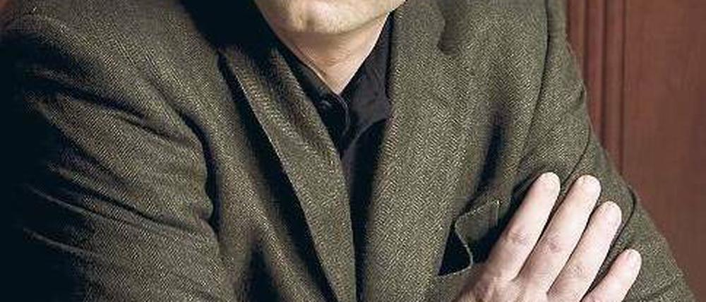 Die Schönheit rettet uns – in ihr ist alle Wahrheit. Am Sonntag wurde Ferdinand von Schirach im Berliner Ensemble der Kleist-Preis 2010 verliehen. Von Schirach, geboren 1963 und Enkel des NS-Verbrechers Baldur von Schirach, lebt als Strafverteidiger und Autor in Berlin. In seinem Erzählband „Verbrechen“ verarbeitete er erstmals Rechtsfälle zu einem Buch. Dieses Jahr erschien im Piper Verlag sein zweites Buch „Schuld“.