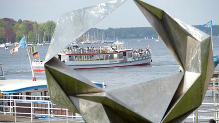 Kunst gibt’s auch - und die Skulptur „Schwingend“ stammt natürlich von Volkmar Haase, dem großen Bildhauer aus Berlin-Kladow (am anderen Ufer des Wannsee).