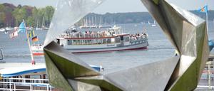 Kunst gibt’s auch - und die Skulptur „Schwingend“ stammt natürlich von Volkmar Haase, dem großen Bildhauer aus Berlin-Kladow (am anderen Ufer des Wannsee).