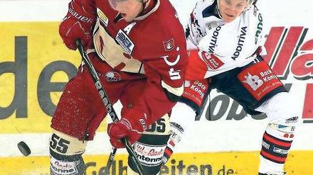 Im Hinterhalt. Laurin Brauns (r.) Eisbären kamen erst spät in Spiel. 
