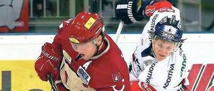 Im Hinterhalt. Laurin Brauns (r.) Eisbären kamen erst spät in Spiel. 