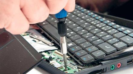 Ist das Notebook defekt, muss der Fachmann ran. Allerdings versuchen einige Händler mitunter, die Gewährleistungsansprüche auf andere abzuwälzen. Foto: Andrea Warnecke/dpa
