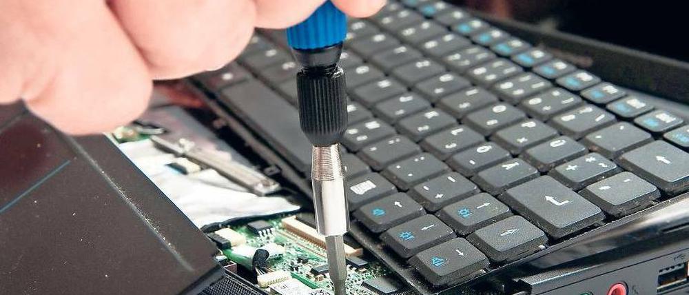 Ist das Notebook defekt, muss der Fachmann ran. Allerdings versuchen einige Händler mitunter, die Gewährleistungsansprüche auf andere abzuwälzen. Foto: Andrea Warnecke/dpa