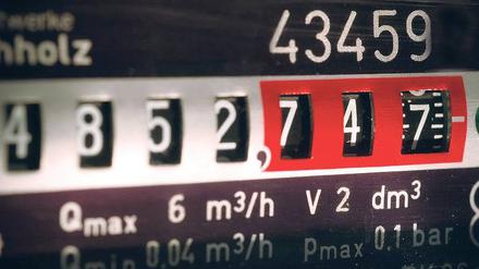 Preisrunde. Viele Versorger begründen den Anstieg mit gestiegenen Förderkosten für erneuerbare Energien. Das Argument zählt sicher. Zugleich nutzen einige Anbieter aber die Gelegenheit für einen Extra-Aufschlag. Foto: picture-alliance/ gms