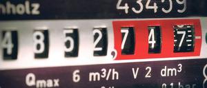 Preisrunde. Viele Versorger begründen den Anstieg mit gestiegenen Förderkosten für erneuerbare Energien. Das Argument zählt sicher. Zugleich nutzen einige Anbieter aber die Gelegenheit für einen Extra-Aufschlag. Foto: picture-alliance/ gms