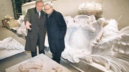 Stifter und Lenker. Fördervereinsvorstand Wilhelm von Boddien erklärt dem Chefarchitekten des Stadtschlosses Franco Stella die Arbeit der Steinmetze. Foto: Stephanie Pilick