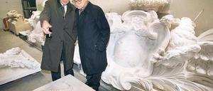Stifter und Lenker. Fördervereinsvorstand Wilhelm von Boddien erklärt dem Chefarchitekten des Stadtschlosses Franco Stella die Arbeit der Steinmetze. Foto: Stephanie Pilick