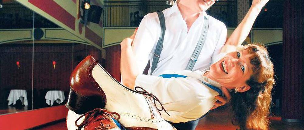 Den Swing tanzten für unser Foto Rita Baumann alias "Lovely Rita" und Bernd van Kann von der Tanzschule Walzerlinksgestrickt. 