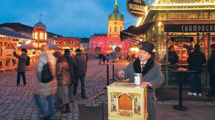 Angekurbelt. Die vielen Weihnachtsbuden wie hier vor dem Schloss Charlottenburg sind bereits geöffnet, doch die Saison beginnt erst so richtig am ersten Advent.