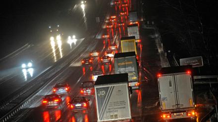 Aufgrund überfrierender Nässe kam es zeitweise zu kilometerlangen Staus zwischen München und Bad Aibling.