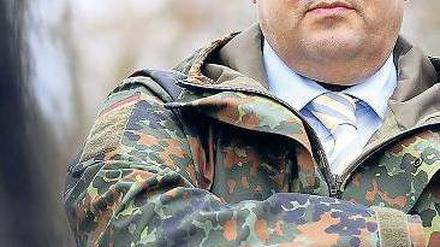 Im Tarnanzug. Für SPD-Chef Sigmar Gabriel läuft es gerade nicht optimal.