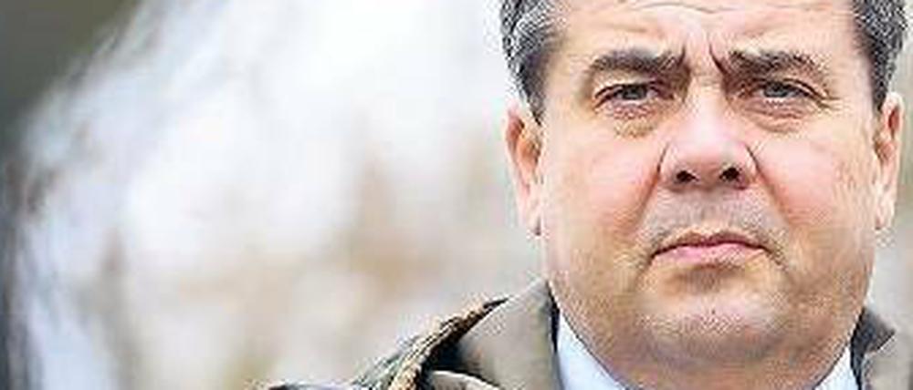 Im Tarnanzug. Für SPD-Chef Sigmar Gabriel läuft es gerade nicht optimal.