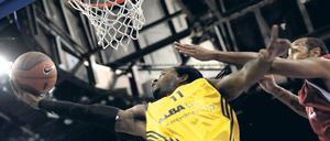 Gemeinsam sind wir stark. Der Berliner Julius Jenkins (l.) erzielte nur zwei Punkte, Alba gewann trotzdem souverän. 