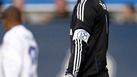 Fassungslos. Manuel Neuer erlebt mit seinen Schalkern den nächsten bitteren Rückschlag.