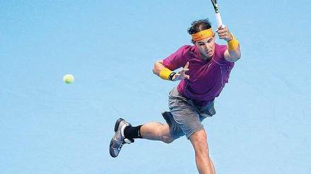 Hart an der Grenze. Rafael Nadal kommt mit dem langsamen Belag in London nur schwer zurecht, im zurückliegenden Jahr scheiterte er schon vor dem Halbfinale. Foto: Reuters