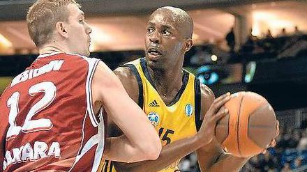 Balletttänzer mit 100 Kilogramm. Albas Centerspieler Derrick Allen (mit Ball) ist trotz seiner Größe von 2,04 Metern äußerst beweglich. Foto: dapd