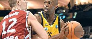 Balletttänzer mit 100 Kilogramm. Albas Centerspieler Derrick Allen (mit Ball) ist trotz seiner Größe von 2,04 Metern äußerst beweglich. Foto: dapd