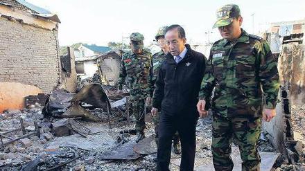 Am Ort der Zerstörung. Südkoreas Verteidigungsminister Kim Tae Young (Mitte) auf der Insel Yeonpyeong. Der Minister ist am Donnerstag zurückgetreten. 