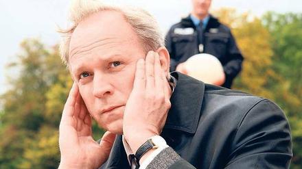 Auf die Nerven gehen will Ulrich Tukur (l.) den Zuschauern nicht. Nur einmal im Jahr spiele er darum den hessischen „Tatort“-Ermittler Felix Murot, sagt er. „Wie einst Lilly“ ist an diesem Sonntag sein erster Fall. Foto: HR