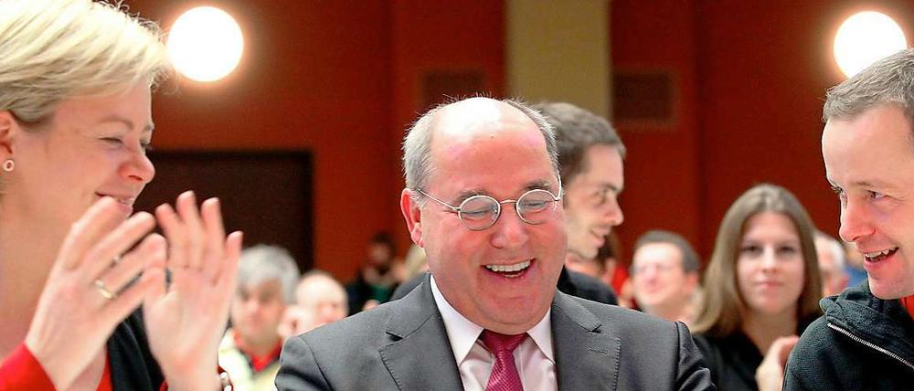 Spät, aber lustig: Gregor Gysi bekommt Beifall von Gesine Lötzsch und Klaus Lederer. Doch nicht alles Delegierten fanden seine Rede witzig.