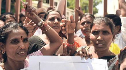 Protest. Indische Frauen fordern eine Regulierung der Mikrobanken.