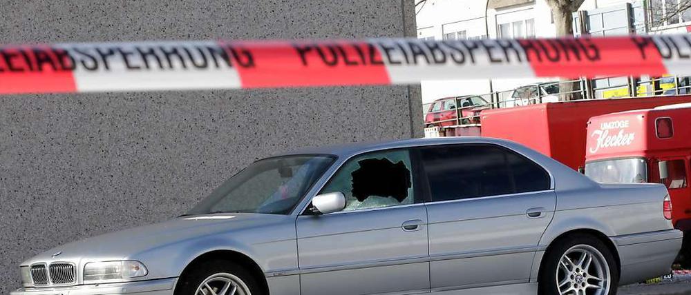 Mehrere Autos am Tatort sollen durch Schüsse beschädigt worden sein.